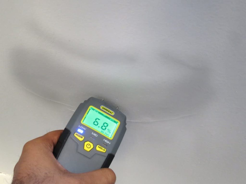 đo độ ẩm của tường trước khi sơn nước