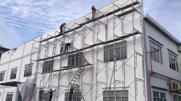 Lăn lớp sơn phủ hoàn thiện ngoài trời