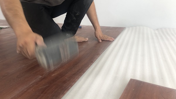thợ lắp đặt sàn nhựa hèm khoá glotex tại swanbay nhơn trạch