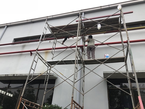 vệ sinh trước khi sơn PU