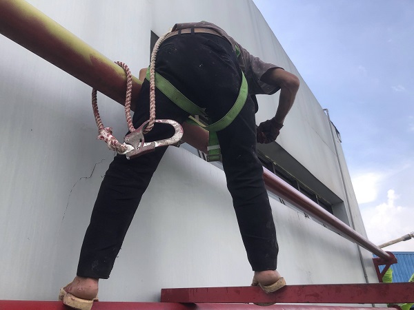 Thợ sơn thao tác an toàn trên cao