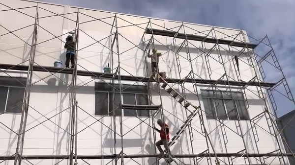 bước lăn lớp sơn lót kháng kiềm